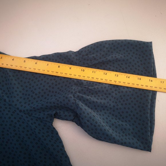 Reitmans Ladies Green with  3/4 Bell Sleeves Straight Fit Size XL Tunic / Blouse - Picture 9 of 10